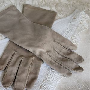 VITNAGE NLYON LADIES GLOVES IN A TOUPE COLOR SM-MED